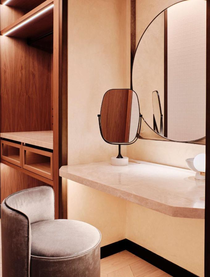 Grand Hyatt Kuwait Hotel Kuwait City Eksteriør billede A double-sided mirror