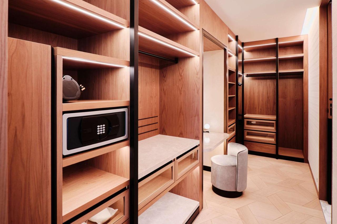Grand Hyatt Kuwait Hotel Kuwait City Eksteriør billede A walk-in closet