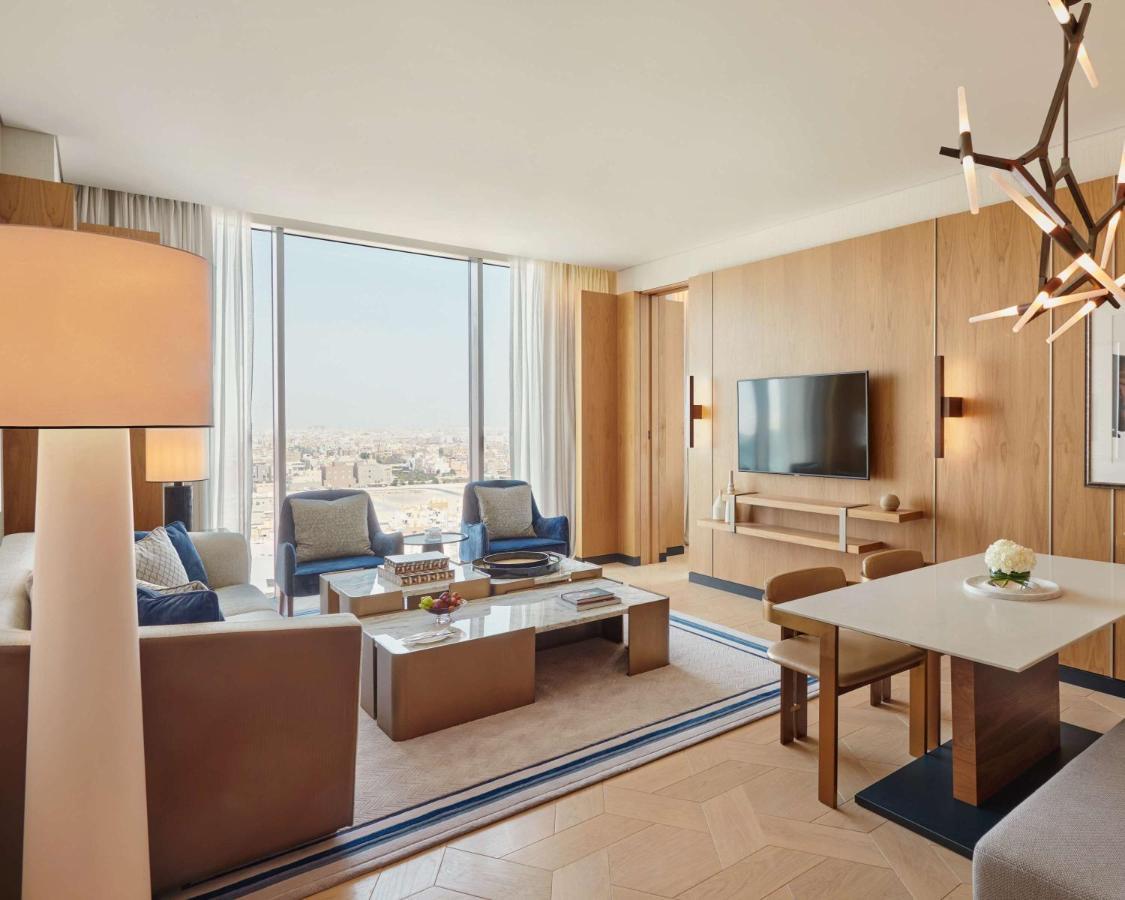 Grand Hyatt Kuwait Hotel Kuwait City Eksteriør billede A suite at the hotel
