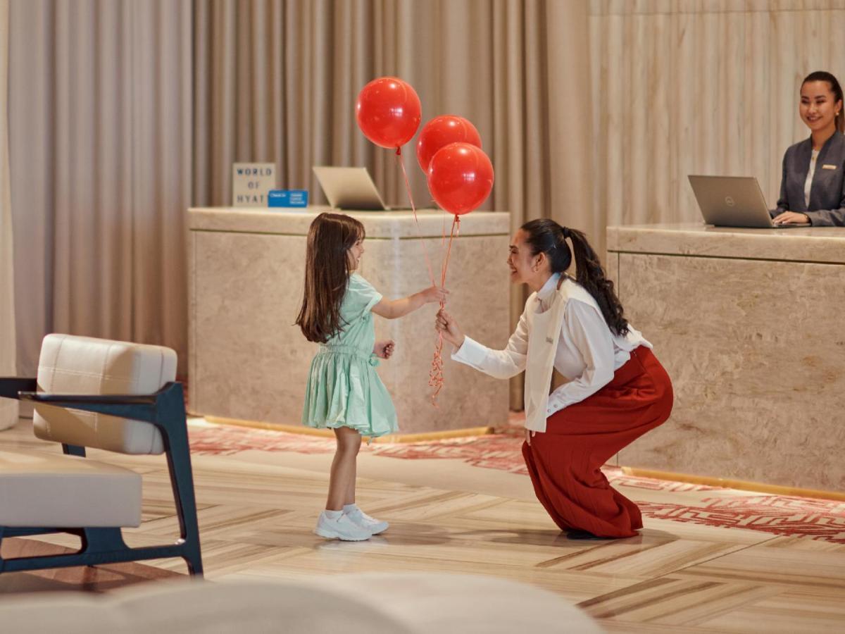 Grand Hyatt Kuwait Hotel Kuwait City Eksteriør billede A guest service agent at the front desk of a hotel