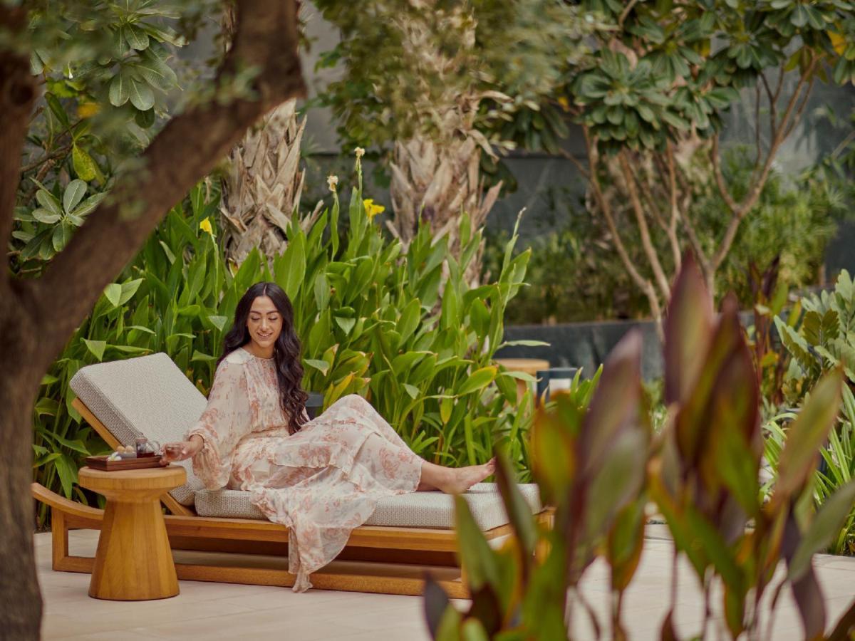 Grand Hyatt Kuwait Hotel Kuwait City Eksteriør billede A guest at the pool