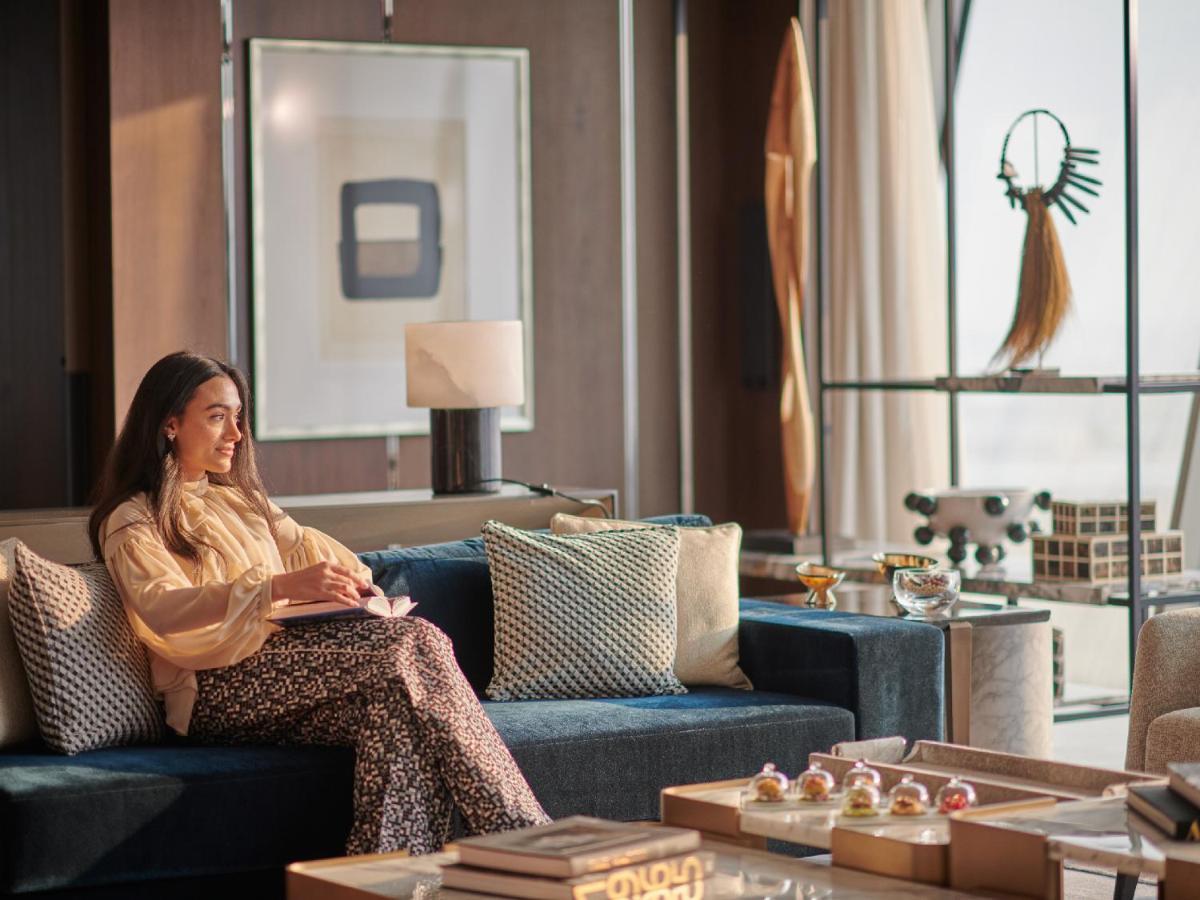 Grand Hyatt Kuwait Hotel Kuwait City Eksteriør billede A woman sitting on a sofa