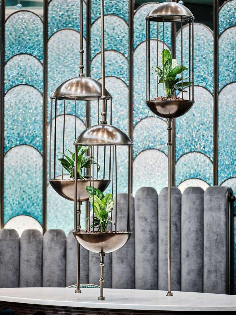 Grand Hyatt Kuwait Hotel Kuwait City Restaurant billede A vertical garden in a restaurant